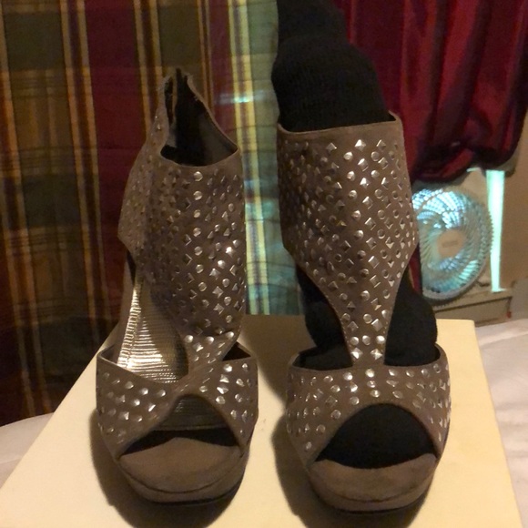 Taupe and silver stacked open toe pump w zipper - Picture 2 of 7